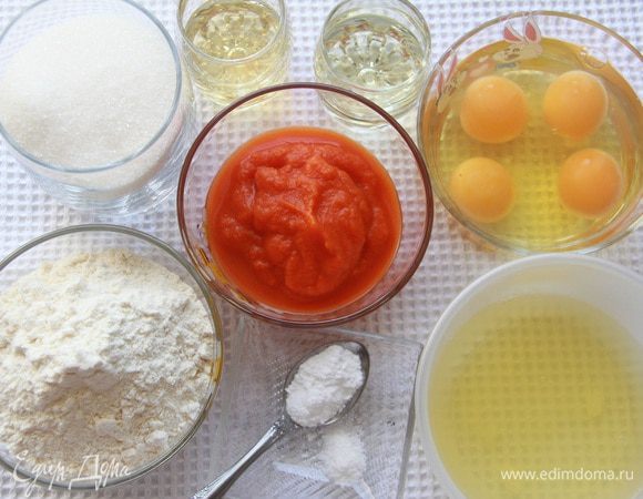 Ингредиенты для бисквита: 150 г тыквенного пюре, 4 яйца и 3 яичных белка, 150 г просеянной муки в/с, 1 ч. л. разрыхлителя, 200 г сахарного песка, 25 мл лимончелло, большая щепотка соли, 35 мл рафинированного растительного масла.