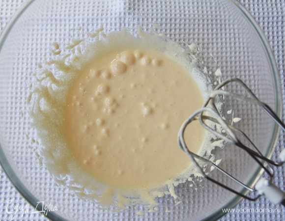 Взбить желтки с сахаром до пышной белой массы. Тонкой струйкой, не переставая взбивать, добавить растительное масло.