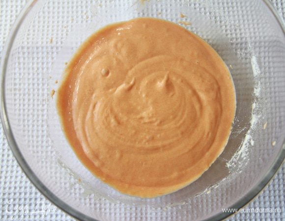 Постепенно ввести тыквенное пюре и лимончелло. Затем просеянную с разрыхлителем муку.