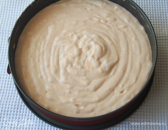 Очень аккуратно соединить взбитые белки с тыквенной массой. Дно формы для выпеки бисквита застелить пекарской бумагой. Вылить тесто в форму.