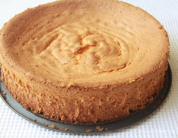 Вынув форму с бисквитом из духовки, нужно сразу же перевернуть форму, поставить вверх дном на решетку. Этого я, к сожалению, не сделала — бисквит опал в центре... На вкусе не отразилось, но эстетический вид пострадал. Бисквит очень легкий по весу, почти невесомый!