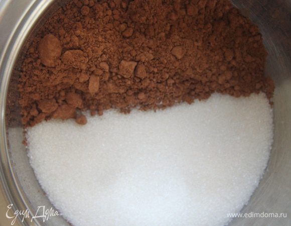 Тем временем сварить глазурь из какао, сахара и молока. Размешивать тщательно, чтобы не было комочков.