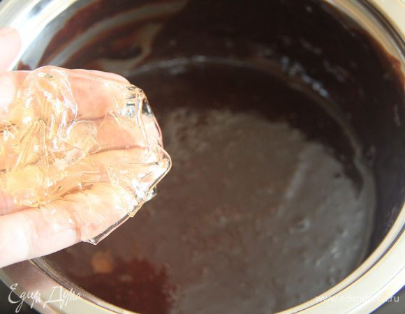 Добавить в горячую глазурь отжатый листовой желатин, тщательно перемешать.