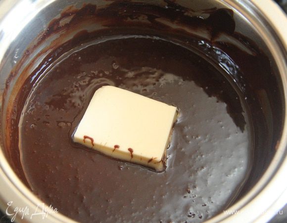 Добавить сливочное масло, размешать до однородного состояния. 