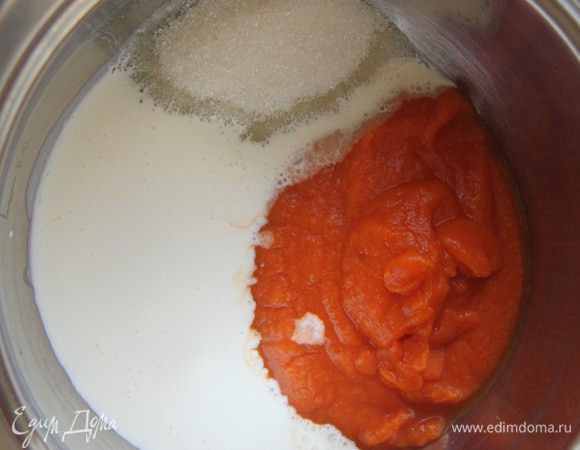 Для тыквенно-сливочного крема: соединить тыквенное пюре, сахар и сливки, прогреть на медленном огне до загустения.