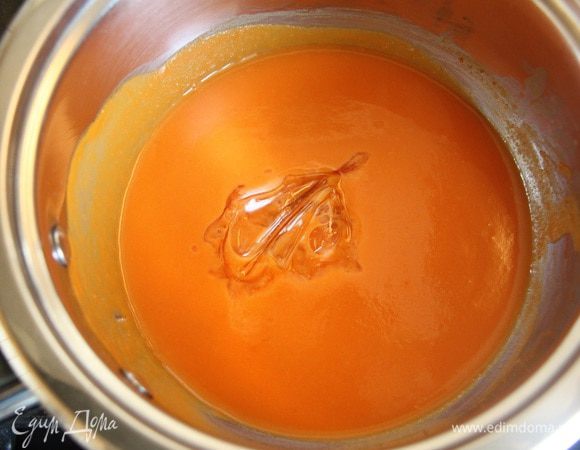 Ввести отжатый желатин, размешать до однородного состояния. Добавить сливочное масло. Взбить. Охладить. 