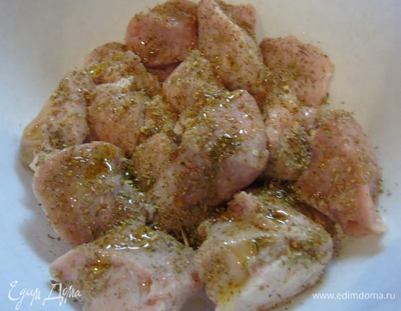 Присыпаем приправами на свой вкус и поливаем оливковым маслом, хорошенько руками перемешиваем.