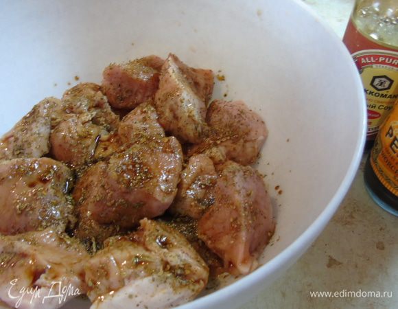 Далее добавляем соевый и вустерширский соусы, соль с  перцем.