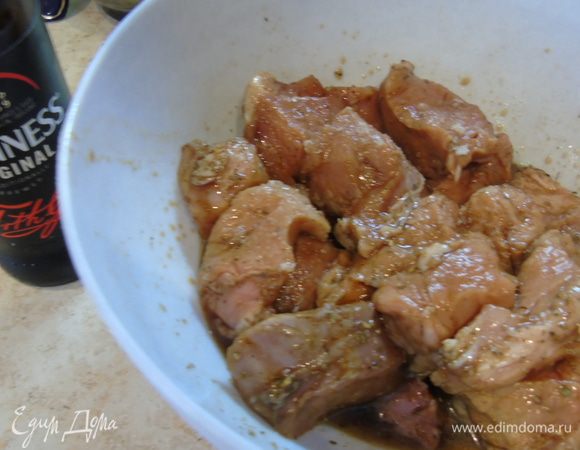 В конце вливаем пиво, я использую темное, и оставляем на 2 часа, через час перемешайте.