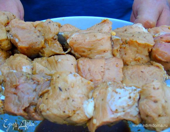 Нанизываем мясо на шампуры.