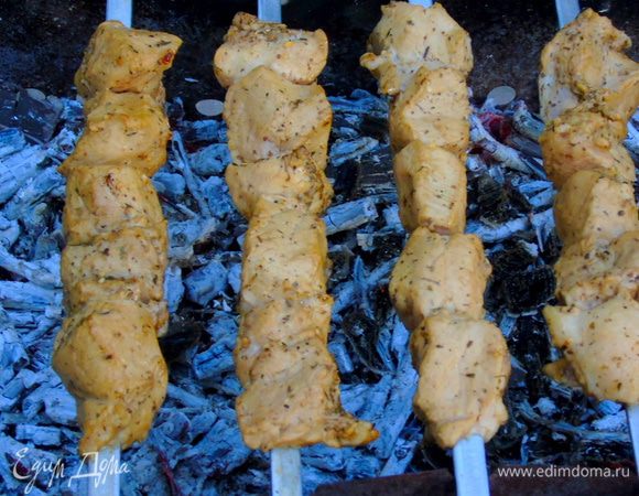 И когда угли готовы, жарим шашлык.