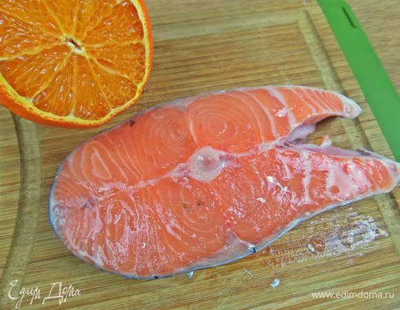 Выжать на стейк апельсиновый сок.