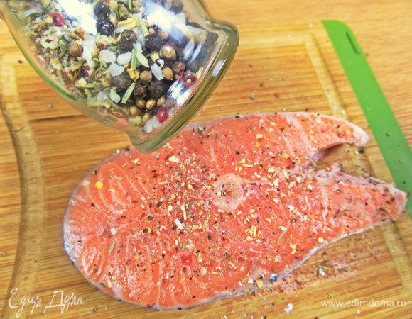 Посыпать приправами для рыбы, но у меня приправа-подарок от ЕД «Для перечного стейка» удачно тут подошла.