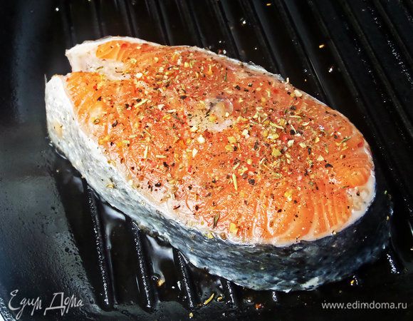 Полить сковороду-гриль оливковым маслом и прижать ко дну наш стейк.