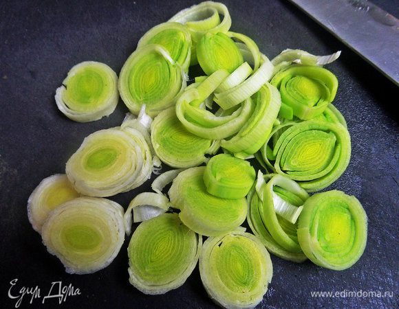 Далее для подачи нарезать порей колечками.