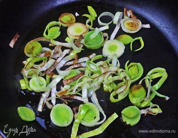 Обжарить немного на оливковом масле.