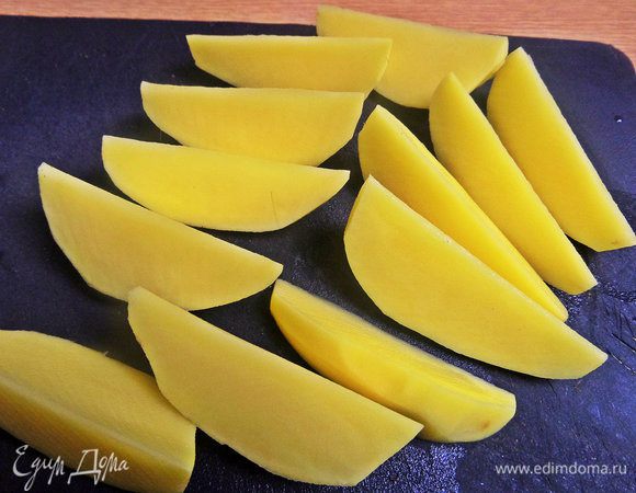 Картофель очистить и нарезать дольками.