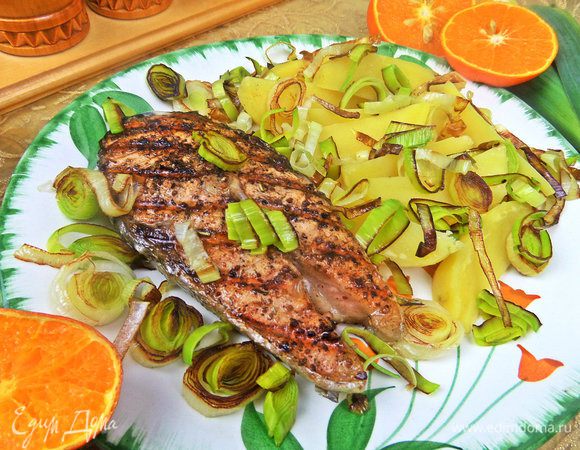 Присыпать жареным луком со сковороды.