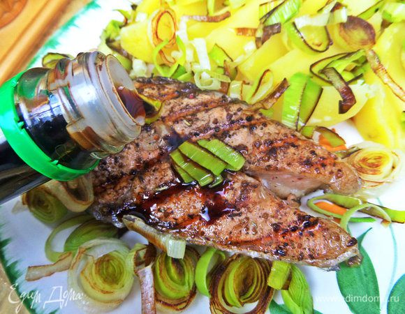 Полить рыбу соевым соусом.