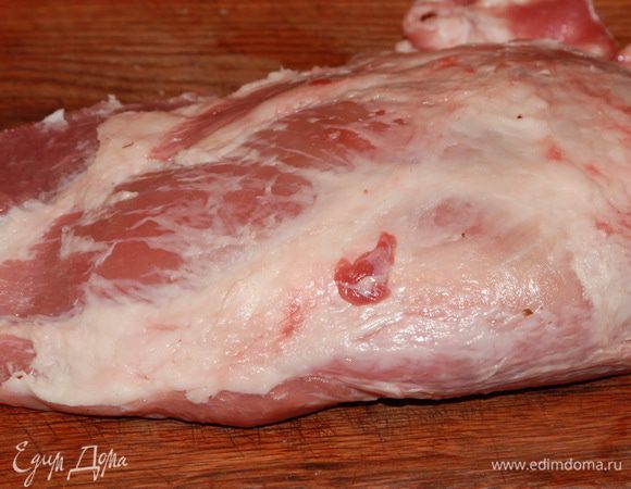 Свиную лопатку очищаем от лишнего жира, моем, просушиваем полотенцами.