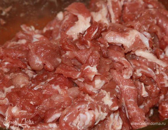 Активно вымешиваем наш фарш, не жалея ни своих рук, ни мяса. До появления белковых нитей. Их видно: массив мяса начинает разрушаться и начинает как бы тянуться.