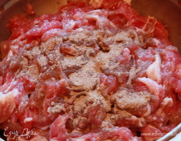 Добавляем к фаршу специи и растворенный в воде фосфат и начинаем быстро и активно вымешивать фарш до однородности. Помним о том, что температура фаршемассы не должна превышать 12°C. Иначе в колбасе после варки будут бульонные потеки.