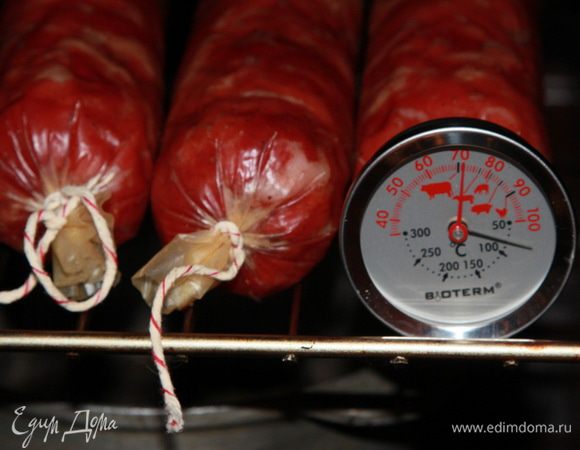 Далее все точно так же, как и в предыдущих рецептах: разогреваем духовку до 80°C, помещаем туда ветчину и забываем про нее на 1,5–2 часа. Затем вставляем термометр в ветчину и когда он покажет температуру внутри батона в 50°C, ставим на дно духового шкафа емкость с водой. И готовим ветчину до достижения температуры внутри батона 69–72°C. У меня на весь процесс варки ушло 4 часа.