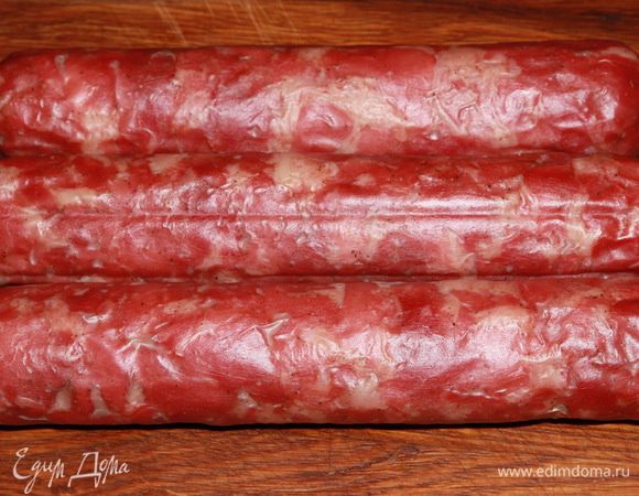 Затем вытираем насухо батончики и отправляем до полного остывания в холодильник. У меня — до утра. Вот и вся «премудрость», а у вас прекрасная домашняя ветчина, в которой ничего кроме мяса и специй нет. 