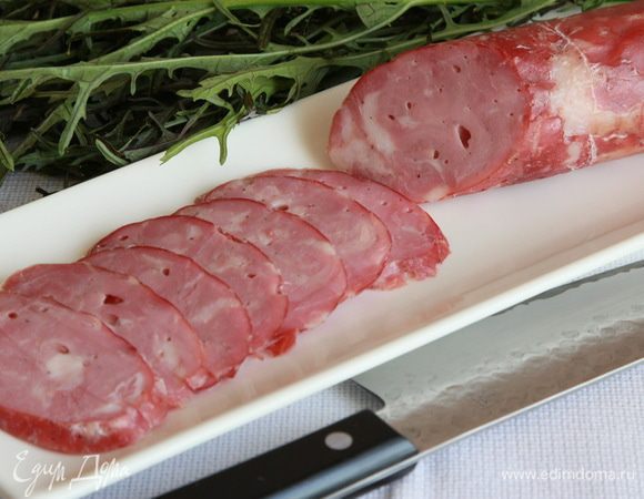 Ну, а далее — как обычно: нарезаем ветчину на кусочки желаемой толщины и — наслаждаемся! Смачного!