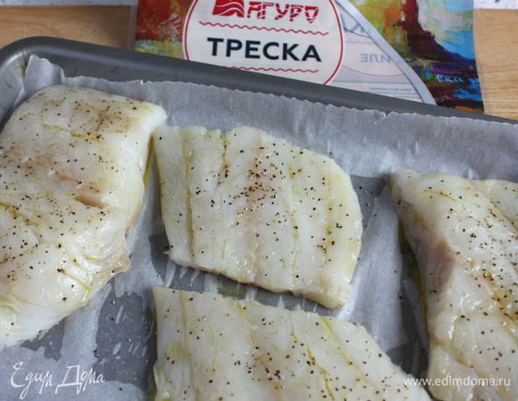 Треску разморозить, помыть, нарезать крупными кусками и обсушить бумажным полотенцем. Сложить рыбу в миску, полить лимонным соком и оставить на 15 минут. Разогреть духовку до 190–200°C.

Противень для запекания застелить пергаментом. Промокнуть рыбу еще раз бумажным полотенцем. Выложить кусочки трески, приправить молотым перцем и солью, смазать оливковым маслом. Запекать 12–15 минут.