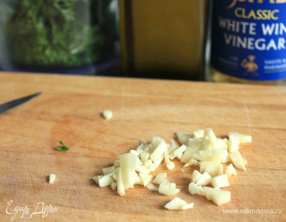 Пока запекается треска готовим соус.
Зелень помыть и оборвать листочки. Особенно тщательно нужно обрывать орегано, чтобы жесткие стебли не попали к листве.
Если нет свежего орегано (душица у нас), то можно заменить 1 ст. л. сушеной травы.
Травы сложить в кухонный комбайн или блендер, добавить рубленый чеснок, уксус и оливковое масло. Все хорошо измельчить, приправить солью и перцем и еще раз взбить. (Я увлеклась процессом и не сфотографировала соус в блендере).