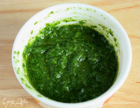 Вместо белого винного уксуса можно использовать сок лимона или лайма. Мне с лимоном даже больше нравится. Ароматный, пряный соус изумрудного цвета готов! 