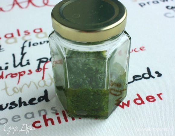 Его излишки потом сложила в баночку и отправила в холодильник.