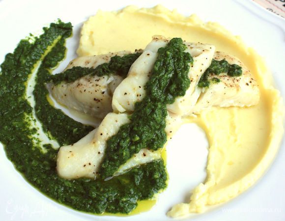 Рыбу достать из духовки, сервировать на подогретых тарелках с картофельным пюре. Кстати, картофельное пюре также популярно в Аргентине. На каждый кусочек трески положить по ложке чимичурри. Приятного аппетита!