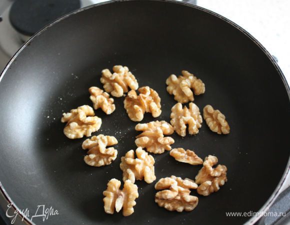 Грецкие орехи слегка обжарить на сухой сковороде.
