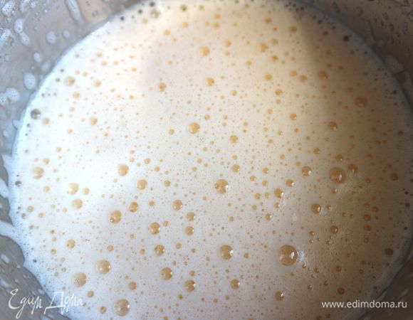 Тесто. Смешать яйца с сахарным песком (60 г). Перемешать миксером в течение нескольких минут. Постепенно добавить муку, соль, перемешать. Залить молоко, сливки, перемешать миксером 2–3 минуты. Тесто должно быть похоже на блинное.