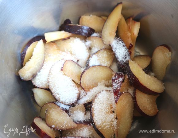 Нарезать сливы тонкими дольками, добавить 1 ст. л. ( 17 г)  сахарного песка.