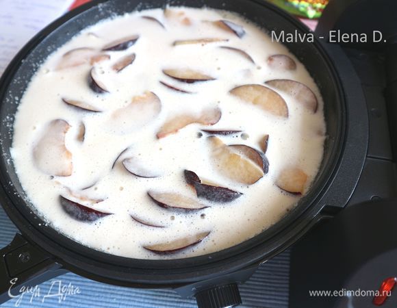 Поместить сливы в  тесто. Затем залить смесь в смазанную сливочным маслом и посыпанную сахарным песком глубокую сковороду. Мелкая сковорода (панель) должна быть так же смазана маслом и посыпана сахарным песком. Это делается для образования карамельной корочки. Сковорода должна быть предварительно разогрета на уровне 3 в открытом виде в течение 2–3  минут.  Индикаторная лампа  сообщит вам о разогреве. Уровень температуры увеличить до 3.2. 