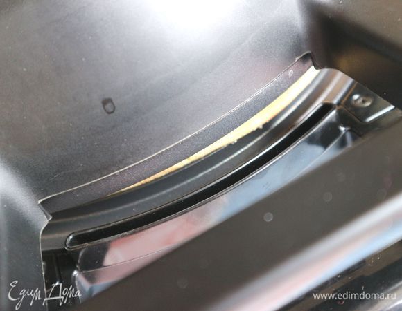 Перевернуть тортиллу. Открыть защелку. Через некоторое время верхняя часть тортиллы может немного приподняться. Это нормально. Необходимое время выпечки после переворота тортиллы — 10 минут.