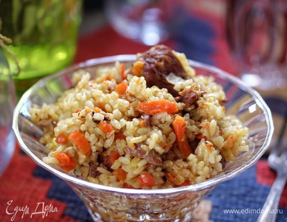 Прежде всего хочу сказать о том, что успех хорошего плова — это правильная посуда, правильный рис, правильное мясо и, конечно, букет специй. Обо всех этих составляющих вкусного плова я расскажу ниже. Итак, о посуде. Это должен быть казан или утятница. Обязательно с толстым дном и желательно чугунная. Сейчас огромный ассортимент такой посуды и вы вполне можете приобрести себе качественный казан. Теперь, о рисе. Рис нужно брать специальный, для плова. ТМ «Националь» представляет огромный ассортимент риса и других круп, идеально — рис сорта «Девзира», я часто беру рис «Для плова». Плов с ним получается идеальный! Мясо. Я больше всего люблю делать плов с бараниной. Если уж и делать это блюдо, то надо постараться найти хорошее мясо. Я не использую всякие «примочки», типа курдючного сала и т.д., я просто беру не постную баранину. То есть это должна быть мякоть с обязательным присутствием прожилок жира. В противном случае плов получится сухим. Специи. Лучше всего собрать самой букет специй для риса. Для этого нужно смешать все специи, описанные в ингредиентах рецепта. Самое лучшее — покупать эти специи у таджиков на рынке на развес. Никогда не покупайте уже готовую специю для плова (они обязательно будут вам предлагать этот вариант), поверьте, приготовленная специя самостоятельно гораздо лучше. А теперь сам рецепт и его технология.