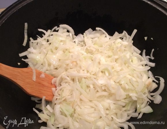 Лук нарезать полукольцами, морковь — крупными брусочками (сторона 5 на 5 мм), мясо промыть и нарезать достаточно крупным кубиком. На дно казана налить растительное масло и хорошо разогреть. Выложить лук и жарить на сильном огне, помешивая, около 5–7 минут, лук начнет золотиться.