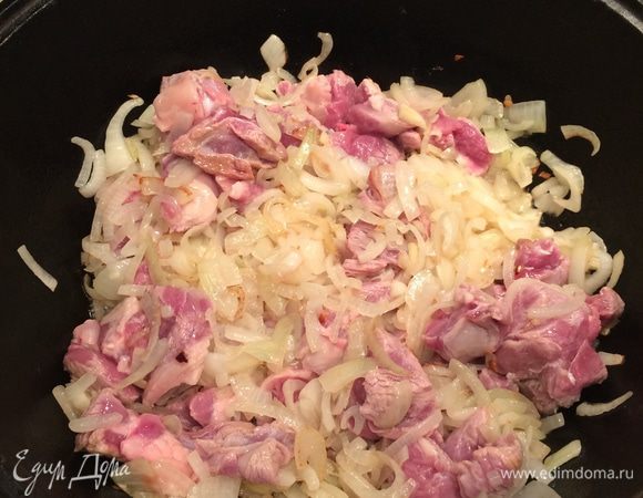 Следом добавить мясо и обжарить также минут 7. Мясо должно покрыться легкой корочкой.