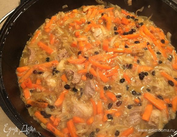 Огонь убавить до уровня «ниже среднего», всыпать все специи, добавить 2 ст. л. соли и влить кипяток так, чтобы вода слегка покрывала мясо и овощи. Перемешать, плотно закрыть крышкой и тушить около 40 минут. Пока овощи тушатся, очень хорошо промыть рис, откинуть на дуршлаг и дать обсохнуть.