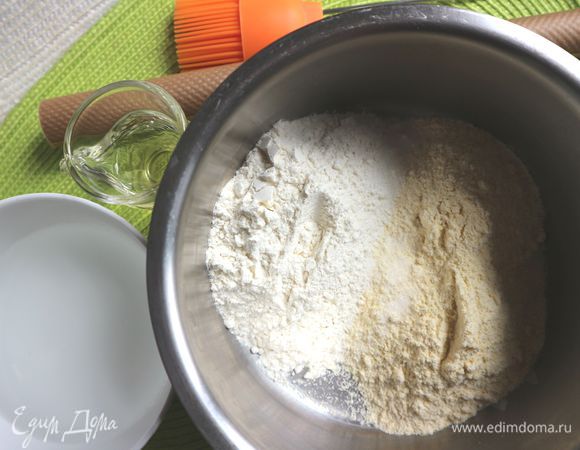 Приготовить необходимые ингредиенты для приготовления лепешек. К этому моменту должна быть готова начинка (шаг 9 ) и песто (шаг 8). Смешать оба вида муки, соль, добавить постепенно воду. Тесто должно получиться достаточно крутое.