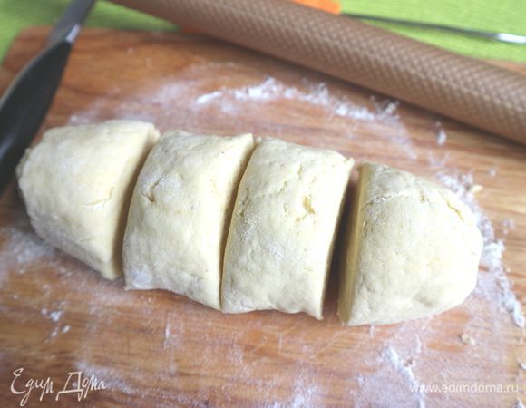 Тесто скатать в шар, затем сделать колбаску, разрезать на 4 куска.
