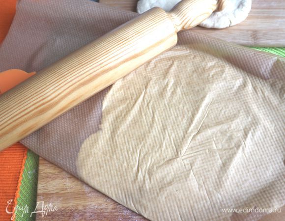 Раскатать нужно максимально тонко.