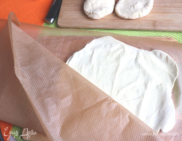 Разогреть тортиллу, смазанную оливковым маслом, до 5 уровня. Снять с лепешки аккуратно верхний слой бумаги.