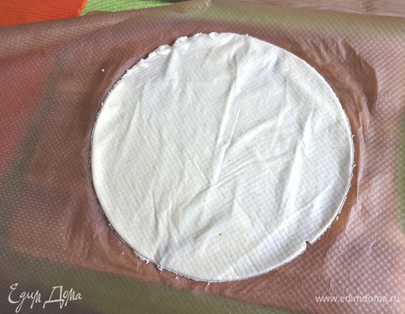 Выдавить круг нужного размера с помощью каких-либо кухонных предметов нужного диаметра (у меня здесь лепешка диаметром 18 см).