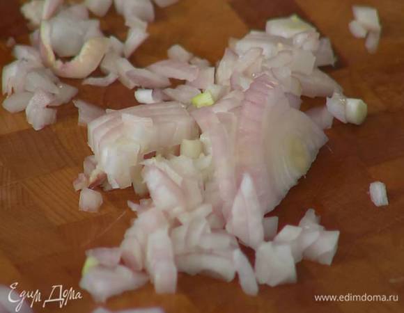 Одну луковицу шалота почистить и мелко порубить.