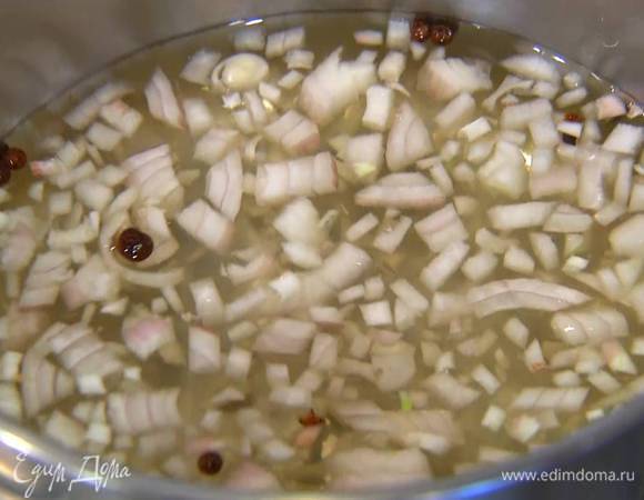 Приготовить соус: измельченный лук выложить в небольшую кастрюлю, влить белое вино, добавить гвоздику, душистый перец и довести все до кипения, затем влить бульон и уварить все на треть.